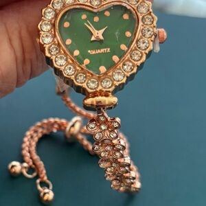 Elegant Green Heart-Shaped Quartz Watch